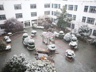碧波雪景